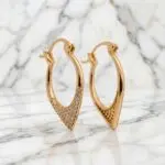 Aretes Destello Curvo en Baño de Oro Real 18K y Cobre Ecológico SGS hipoalergénico libre de níquel - D'moé Joyería
