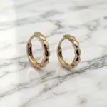 Aretes Brillo Esculpido en Baño de Oro Real 18K y Cobre Ecológico SGS hipoalergénico libre de níquel - D'moé Joyería