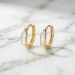 Aretes Luz Nácar en Baño de Oro Real 18K y Cobre Ecológico SGS hipoalergénico libre de níquel - D'moé Joyería