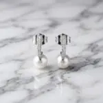 Aretes Perla Brillante en Baño de Oro Real 18K y Cobre Ecológico SGS hipoalergénico libre de níquel - D'moé Joyería